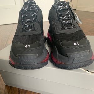 - BALENCIAGA TRIPLES S LOW TOP SNEAKERS SIZE…